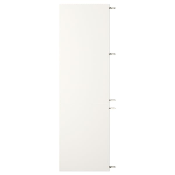 Puerta de armario blanca, fabricada en tablero de fibra con herrajes niquelados, de forma rectangular.
