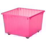 Un contenedor de almacenamiento VESSLA de color rosa brillante con ruedas, diseñado para juguetes y libros. Es un mango curvo y es apilable.