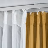 Cortinas montadas en el techo: blanco transparente para la luz, beige opaco para la privacidad; utiliza soportes VIDGA.
