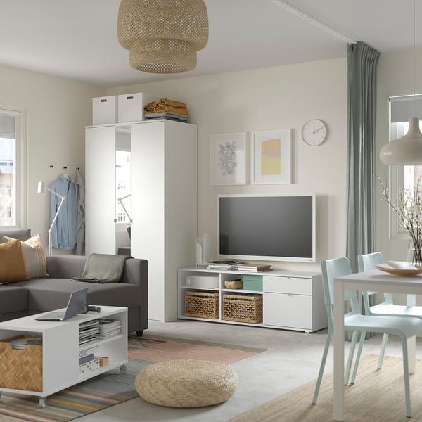 Sala de estar moderna con mueble de TV VIHALS gris, sofá gris, armario blanco, TV de pantalla plana y luz natural; Diseño minimalista.