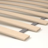 Lamas de madera de alta calidad de la estructura de la cama, espaciadas uniformemente y soportadas por soportes grises, lo que garantiza estabilidad y durabilidad.