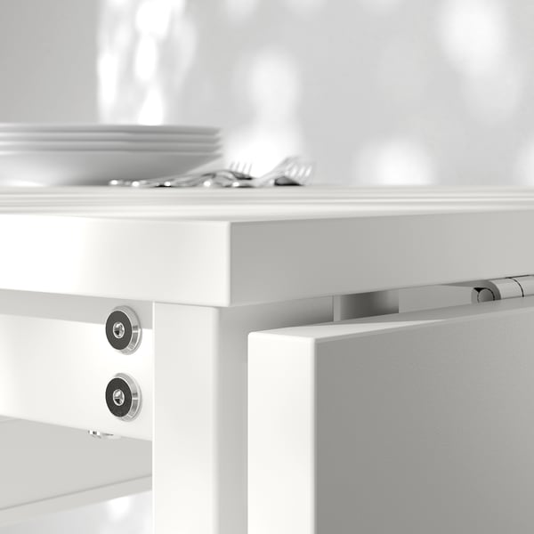 Primer plano de una mesa blanca plegable moderna y de alta calidad con un diseño elegante y bisagras metálicas visibles.