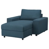 Sofá silla de tela azul con asiento y respaldo inclinados, cuatro patas oscuras, diseño moderno.