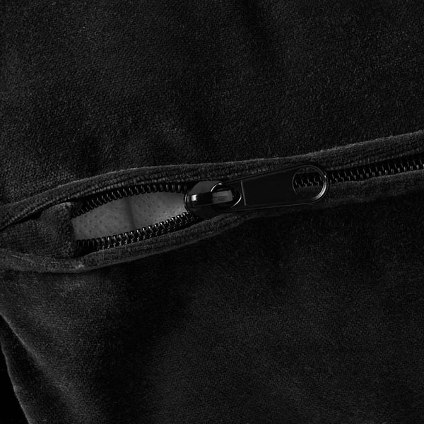 Primer plano de la cremallera de la chaqueta de terciopelo negro, suave y brillante, calidad visible en su diseño elegante.