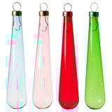 Cuatro coloridos adornos en forma de lágrima en vidrio azul, rosa, rojo y verde con tapas y lazos de metal dorado para colgar.