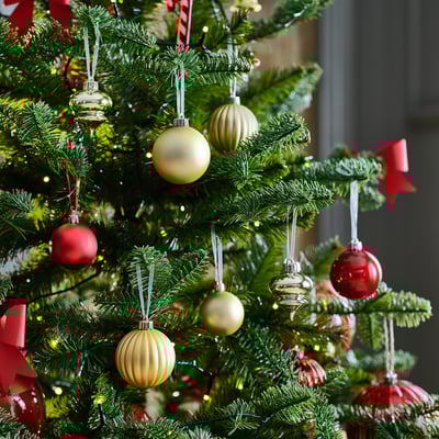 Set de 32 adornos navideños VINTERFINT: 24 rojos, 8 dorados, redondos y lágrimas, diseños metálicos y acanalados.