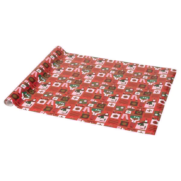 Papel de regalo rojo con motivos navideños. Gráficos festivos en verde, blanco y marrón sobre fondo rojo.