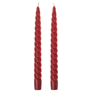 Dos velas rojas retorcidas. Diseño sencillo, festivo y en espiral. Hecho de algodón y cera. Perfecto para la decoración navideña.
