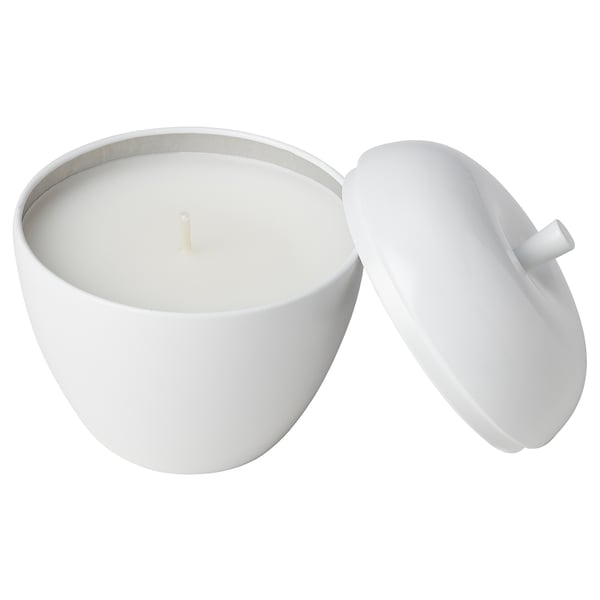 Vela VINTERFINT blanca en recipiente redondo, con la tapa abierta. Diseño moderno y minimalista. Hecho de cera y acero de origen vegetal.