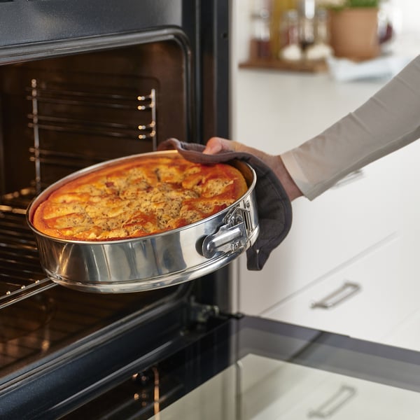 Retire la pizza del horno con un molde desmontable para obtener un calor uniforme y un servicio fácil.