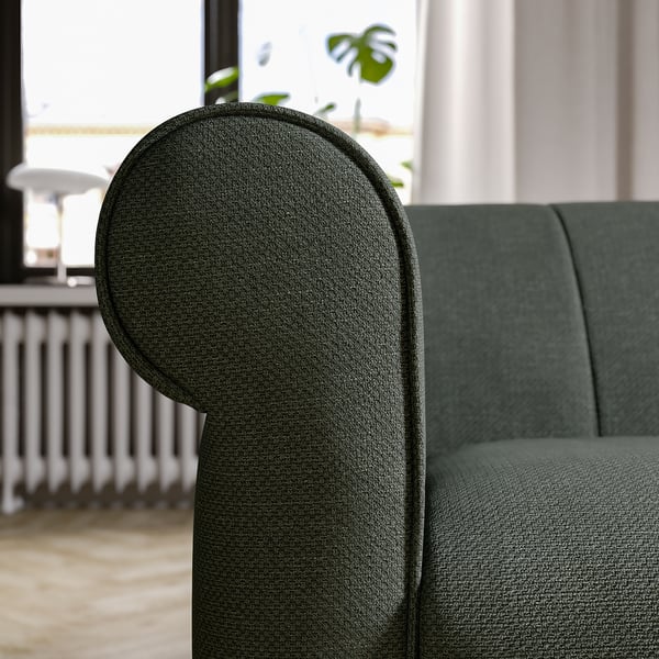Sofá VISKAFORS verde oscuro, diseño clásico moderno con formas redondeadas, asientos profundos, en un ambiente acogedor y hogareño.