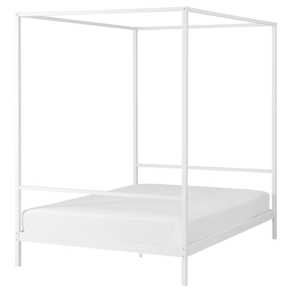 Cama con dosel de metal blanco VITARNA, elegante y moderna, ideal para habitaciones pequeñas, con estructura robusta y espacio de almacenamiento.