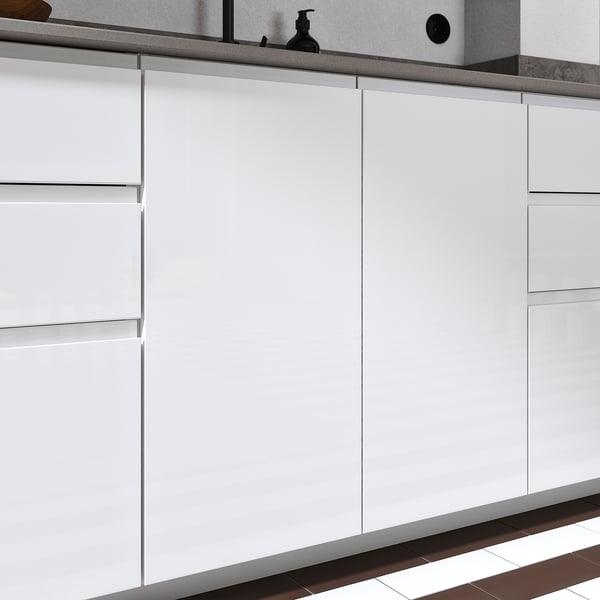 Muebles de cocina modernos con acabado blanco de alto brillo y tiradores integrados, que le dan un aspecto elegante y espacioso.