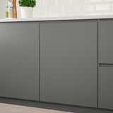 Muebles de cocina modernos con frentes VOXTORP gris oscuro, diseño minimalista, tiradores integrados, fácil de abrir.