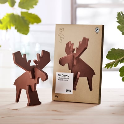 Txokolate marroia kutxaren ondoan, diseinu minimalista, ikea marka.