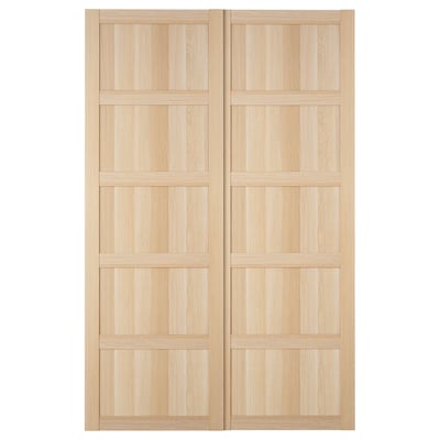 IKEA BERGSBO haritz argiko ate koratiak, diseinu moderno eta karratuarekin. Ez da perilarik behar, espazio txikietarako perfektua.