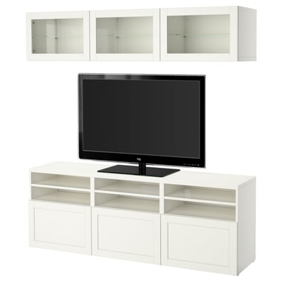 TELEBISTA BESTÅ zuriko altzariak apalekin, armairuekin eta kristalezko ateekin; Diseinu modernoa eta minimalista.