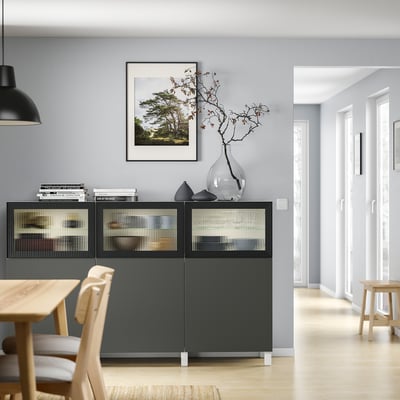 IKEA BESTÅ altzaria, dekorazio-elementuak eta argiztapen dotorea dituen egongela modernoa.