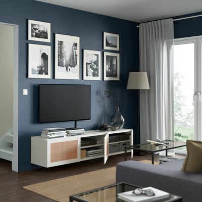 BESTÅ telebista-banku zuri bat, ehun-panelekin. Biltegia apal doigarriekin eta kableen kudeaketa eskaintzen du.