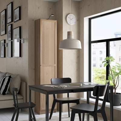 Egongela modernoa, jangela-mahaia, aulkiak, liburu-denda, sofa, erlojua eta lanpara dituena.