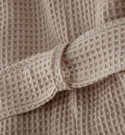 Albornoz BJÄLVEN beige claro, textura gofre, 3/ 4 mahukak, kotoiaren eta likatsuaren nahasketa, gerriko doigarria, spa lasaigarria.