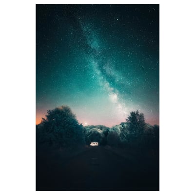 Gaueko zeru izartsua, tonu berde eta zuhaitz trinkoekin, etxe txikia basoaren ertzean.