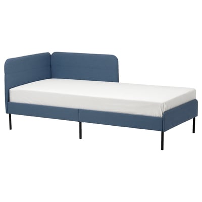 BLÅKULLEN ohe sofa bat urdin kolorekoa, albo tapizatuak, erosotasun handiagoko burua eta metal beltzezko hankak dituena.