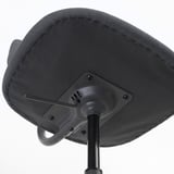 Aulki birakariaren behealdea modernoa, metal beltzezko oinarria, diseinu sendoa, eserleku akoltxatua.