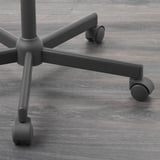 Bost gurpil birakari beltz, bulego-aulki baterako diseinatutako metalezko oinarri sendo baten gainean.