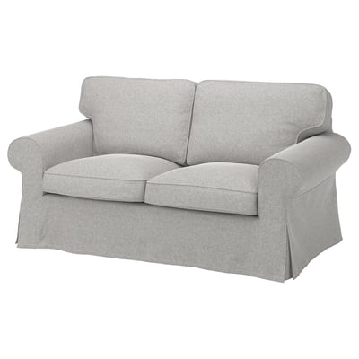 Bi plazako sofa gris argia da, besoak bilduta eta diseinu klasikoa duena.