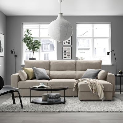 Egongela modernoa, sofa ESKILSTUNA beige, erdiko mahaia, alfonbra, solairua, artea, hiri-ikuspegia dituena.