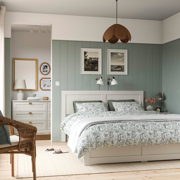 Logela dotorea, dekorazio zuri-berdearekin. FÅGELFJÄLLET ohea, soineko zuria, aulkia.