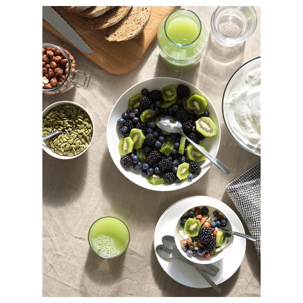 Mahaia zeramika zuria, zuku berdea, fruitu mistoak, fruitu lehorrak eta yogurtarekin.