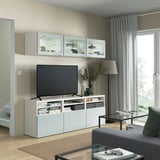 Egongela modernoa GLASSVIK kristalezko altzariarekin eta tv selsvik altzariekin. Diseinu minimalista, dekorazioa, lanpara eta zentroko mahaia dituen diseinu minimalistarekin.