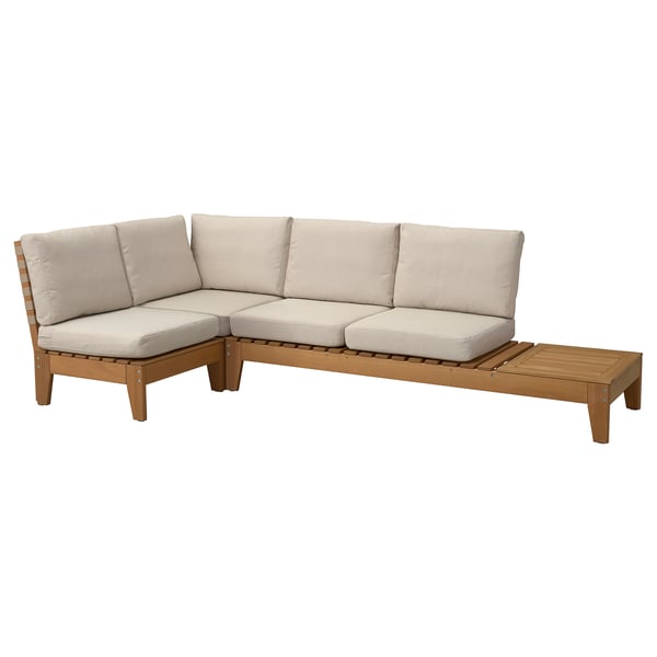 Irudi honek HATTHOLMEN kanpoko sofa-jokoa erakusten du, beige kuxinekin eta egurrezko akaberarekin, aire zabalean eroso esertzeko diseinatua.