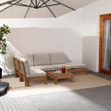 Patio zuri modernoa, L formako sofa handi batekin, egurrezko zentroko mahaia eta solairua. Zabala eta minimalista.