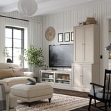 Minimalista egongela, tv HAVSTA altzaria, sofa, alfonbra, landarea.