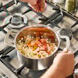 Cocine barazkiak prestatzen estufan