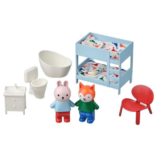 Miniaturazko haur-gela jokoa, litera urdinekin, aulki gorriarekin, jostailuzko irudiekin eta jostailu zuriekin, jolas-espazio txikietarako egokia.