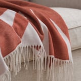 Manta loreduna, laranja/ zuria, makinaz garbigarria, poliesterra birziklatua.