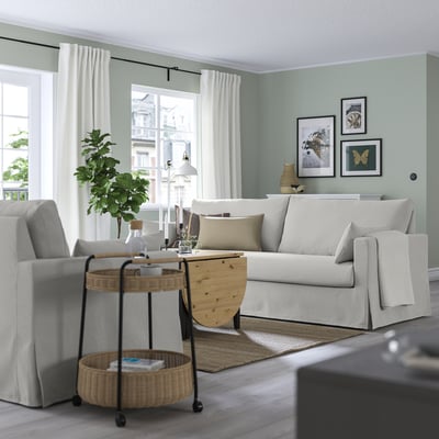 Egongela: sofa HYLTARP, leihoak, mahai laguntzailea, horma berdeak, artea