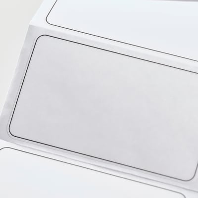 IKEA 365+ kutxa urdina, etiketa zuri angeluzuzen zuriekin.