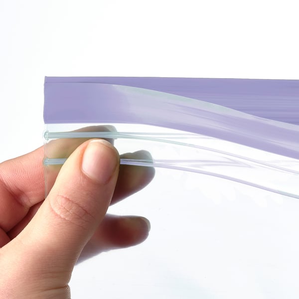 ISTAD poltsa gardena eta malgua eskuan du. Poltsa iraunkorra eta freskoa dirudi, zigilu sendoarekin, berrerabilgarri biltegiratzeko kalitatea erakusten duena.