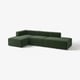 L formako sofa berde ilun modernoa, kuxin karratuekin eta lerro garbiekin.