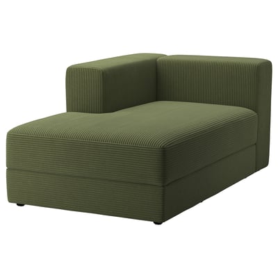 Sofa modular modular jÄTTEBO berdea, testura akanalatuarekin eta txaise longuearekin.