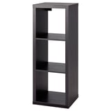 Ikeako KALLAX black cube apalategia: diseinu modernoa, modularra, 3 mailakoa, zutik dagoen egur ilunekoa.