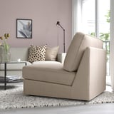 Egongela moderno bat, KIVIK beige ohe sofa batekin, ilargi-burko batekin, beirazko mahai batekin eta leiho handi batekin.