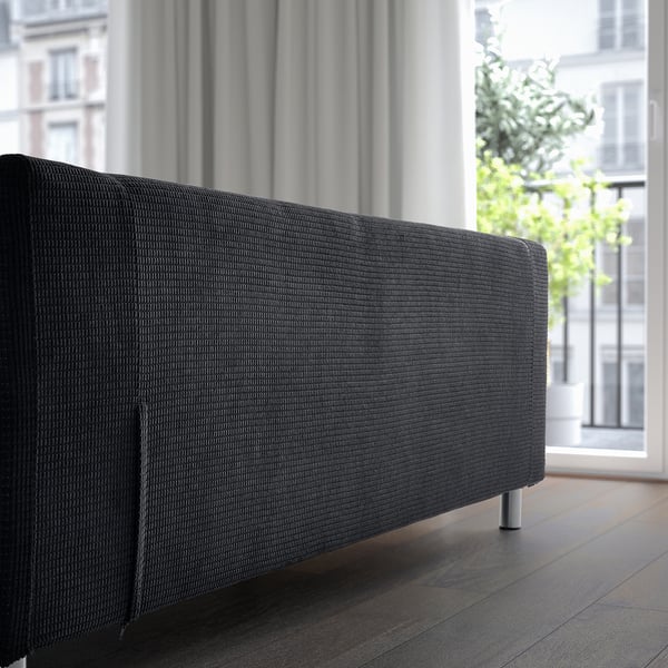 Sofa iluna leiho handi baten ondoan. Oihal leunezko zorroa, garbitzeko erauzgarria. Diseinu modernoa eta erosoa metalezko malgukiekin.