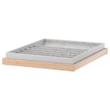 Biltegiratzeko egurrezko kaxoi argi eta grisen antolatzailea. Hainbat konpartimentu ditu artikulu ikusgarriak eta eskuragarriak mantentzeko.