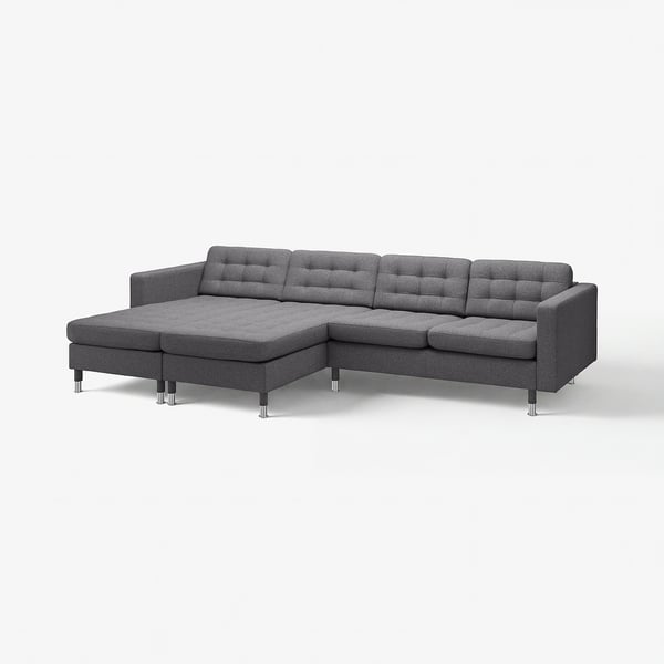 Sofako sofa gris modernoa: hiru eserleku kuxindun, bizkarra estutua, kromatutako hankak.